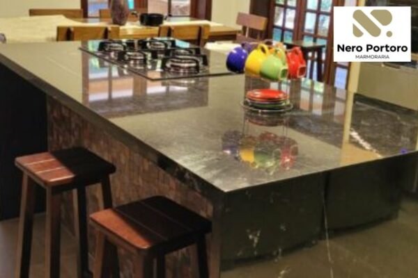 Pedra Negra Escura: elegância marcante para ambientes sofisticados