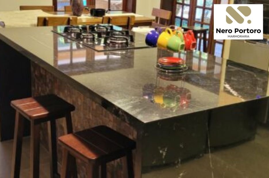 Pedra Negra Escura: elegância marcante para ambientes sofisticados
