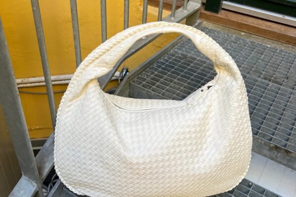 Find Your Perfect Compact Shoulder Bag for Every Occasion