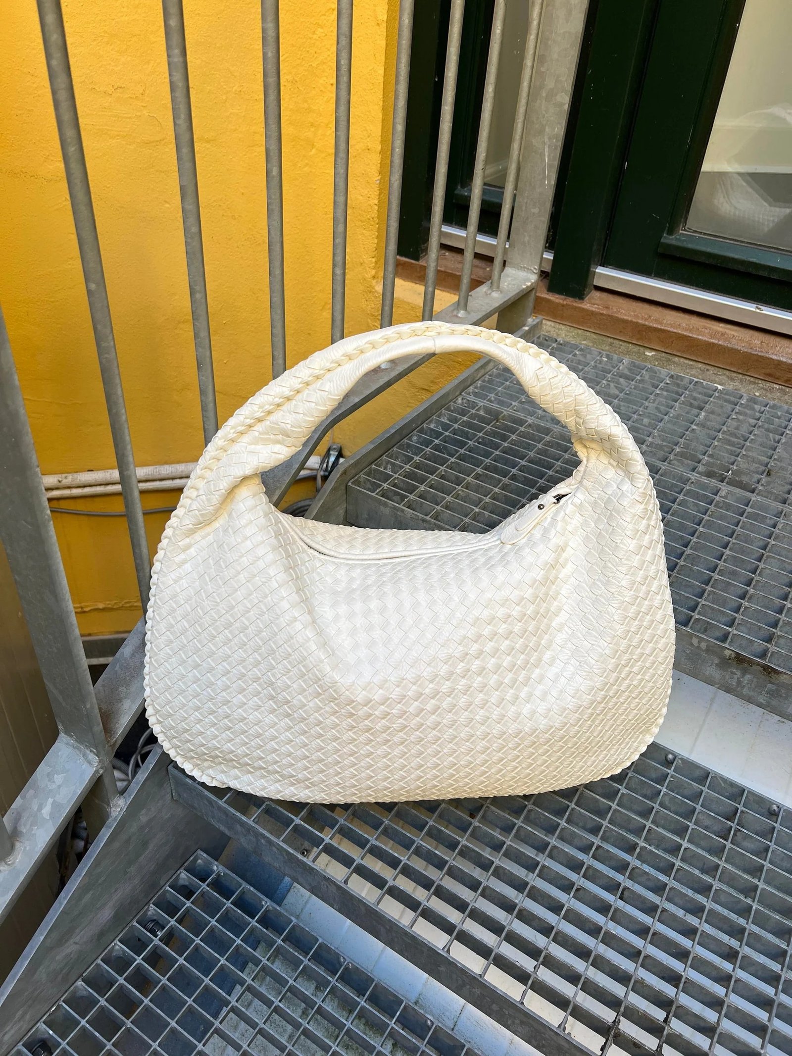 Find Your Perfect Compact Shoulder Bag for Every Occasion