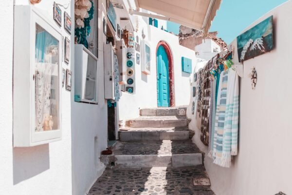 Plan Your Perfect Santorini Getaway with Local Experts