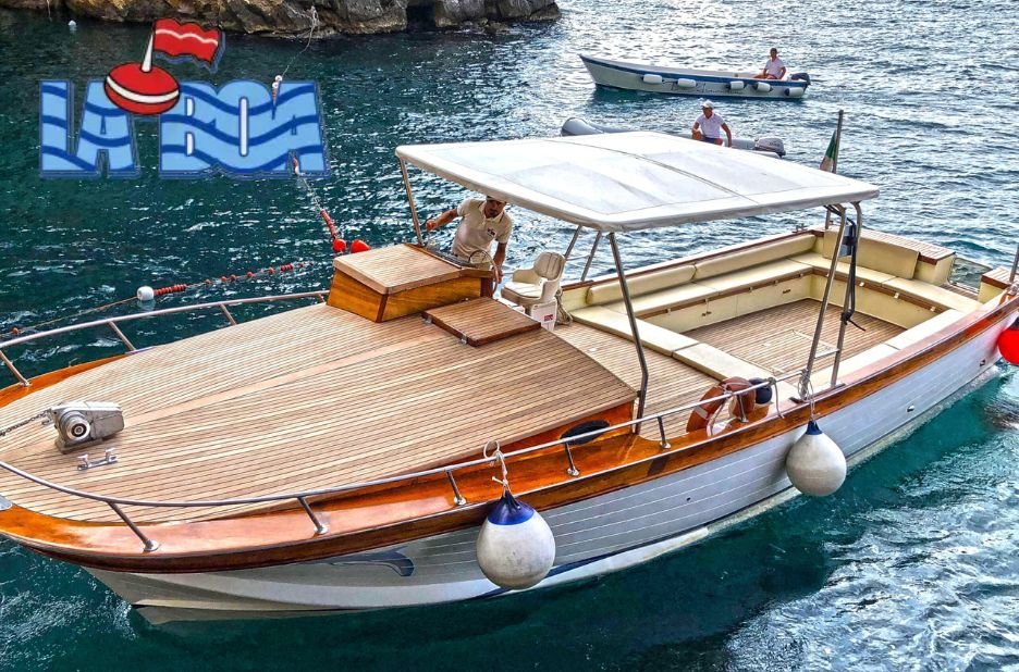 Scopri la magia del tramonto sul mare a bordo di una barca